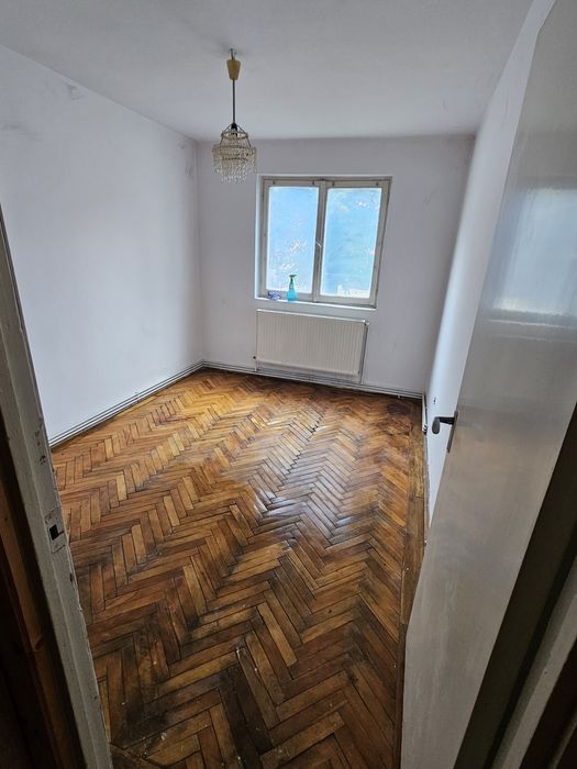 vând apartament cu 2 camere ETAJ.1 baraolt 37mp lângă profi autogara