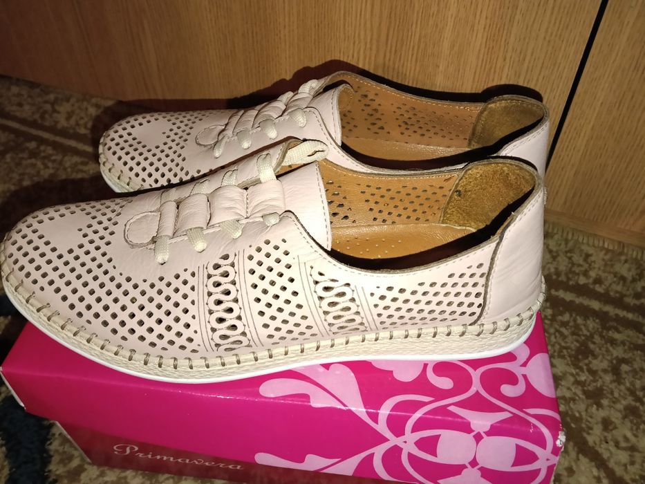 Adidași cu găurele piele noi