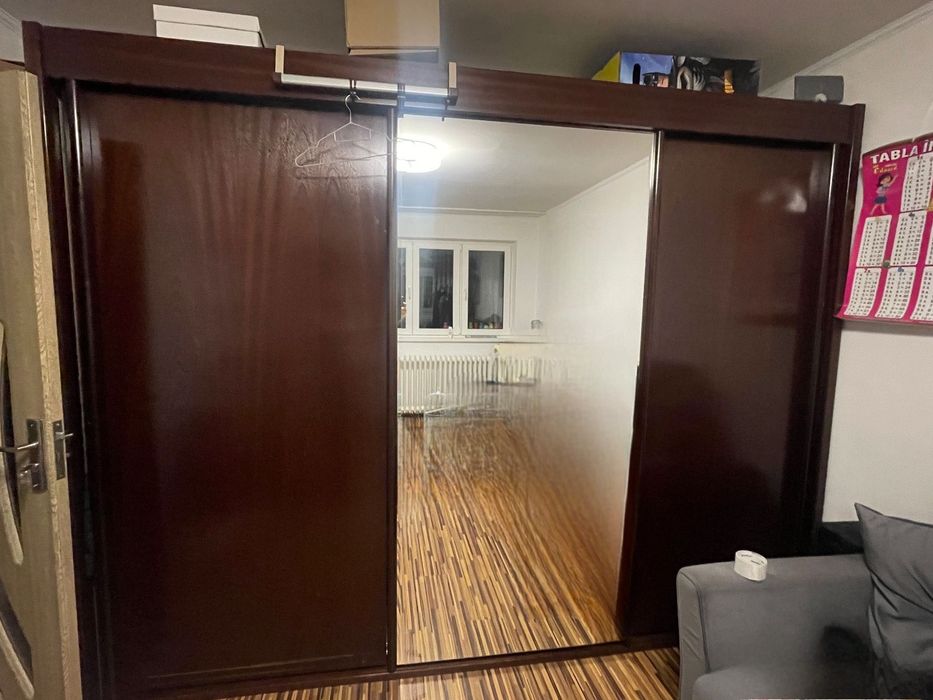 Vând dulap cu oglindă și uși culisante