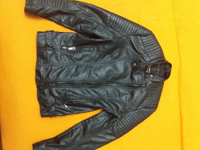 Geaca neagra din piele ecologica