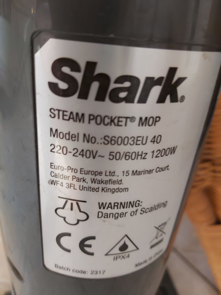 Vând aspirator vertical cu aburi Shark.