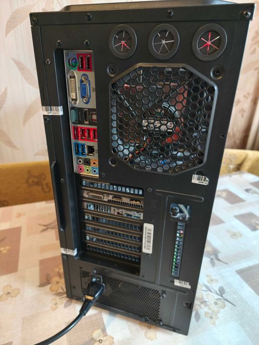 Продавам компютър, който става за лек gaming и ежедневна работа