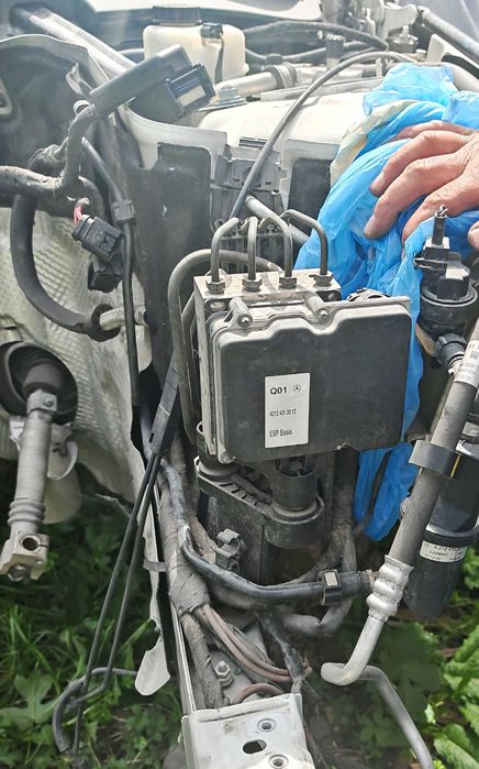 Мерцедес Е350 на части без предна броня, фарове и двигател.