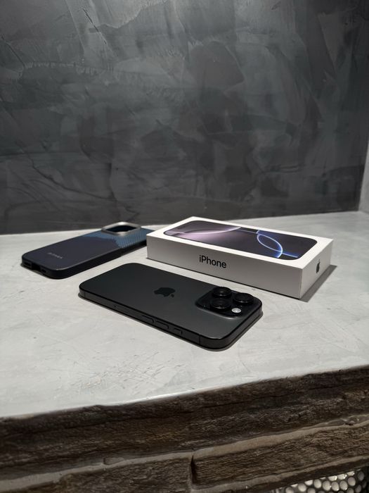 КАТО ЧИСТО НОВ Iphone 16 Pro Black + подарък Pitaka case