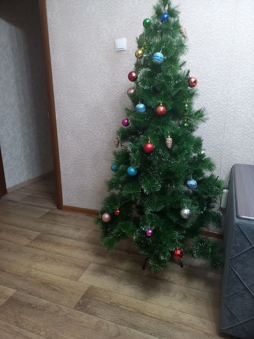 Ёлочка б/у в идеальном состояний.