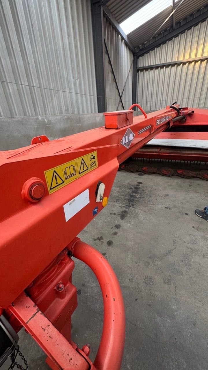 Kuhn Mährwerk, Kasilka John Deere, Claas Arion, Case Puma tortadi.