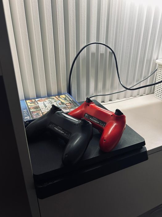 Продам Playstation 4 slim !торг есть!