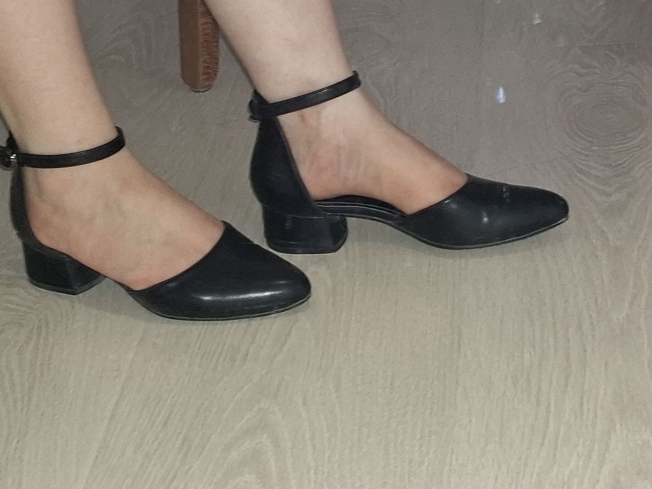 Продаются чёрный туфли на маленьком каблуке