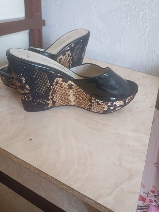 Шлёпки на платформе