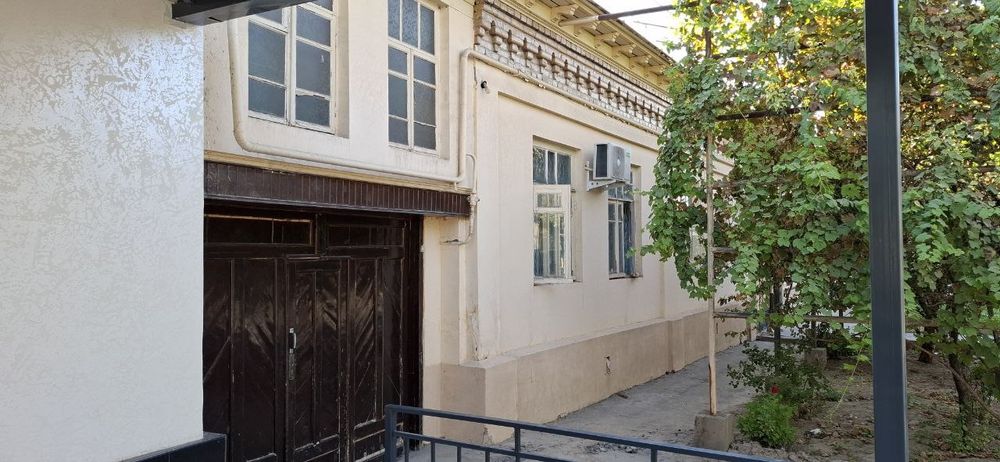 Uy sotiladi malika bozor yaqinida.