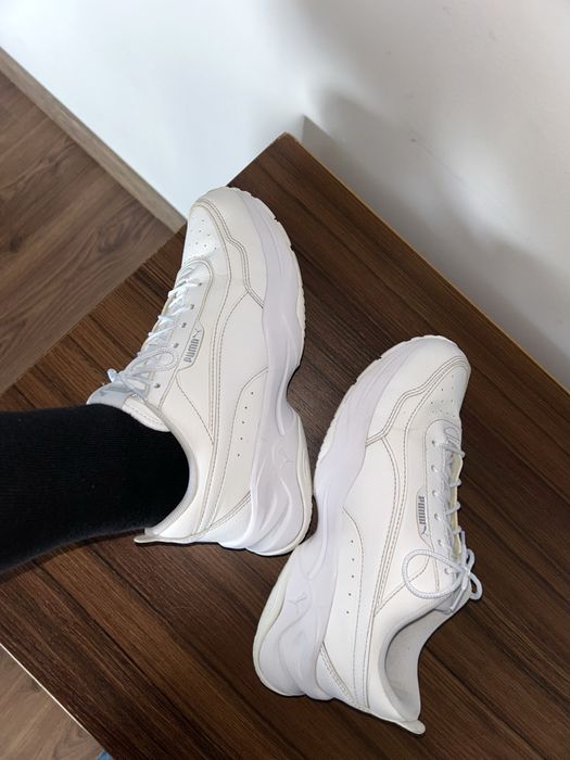 PUMA- бели обувки.