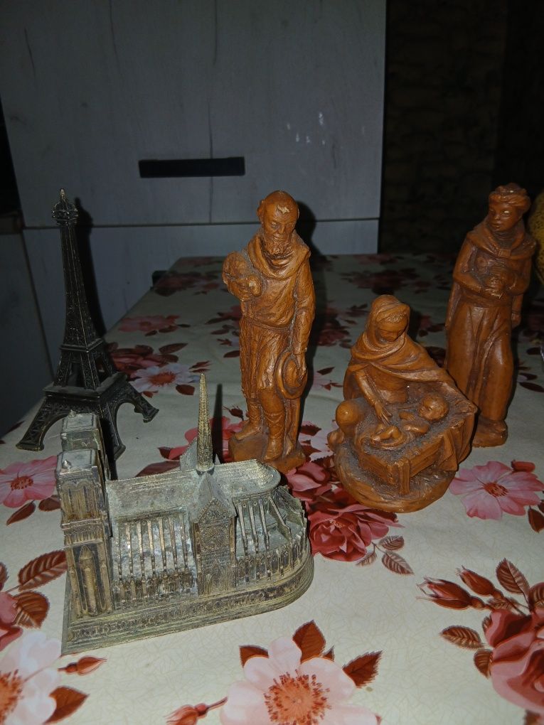 Lot de vânzare Turnul Eiffel, Notre-Dame,Sfânta Fecioară cu pruncul