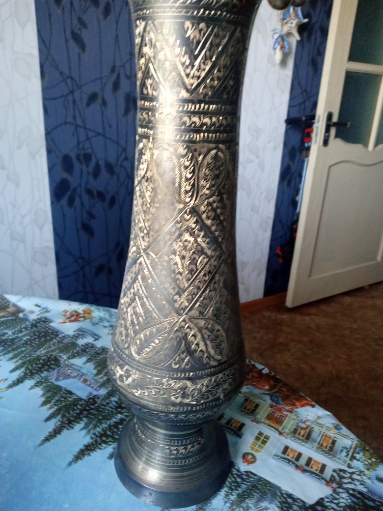 Ваза декоративная, графины-статуэтки.