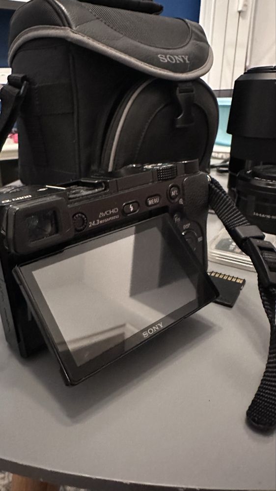 Sony a6000 комплект с 3 обектива и аксесоари