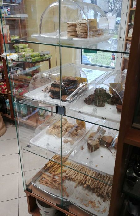 Стъклена витрина без рамка