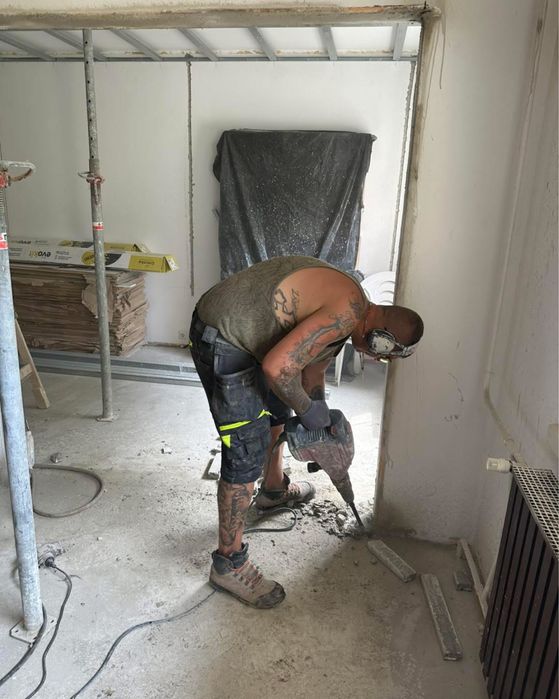 Firma executam lucrari in constructii ,Demolari Mecanizate si Manuale.