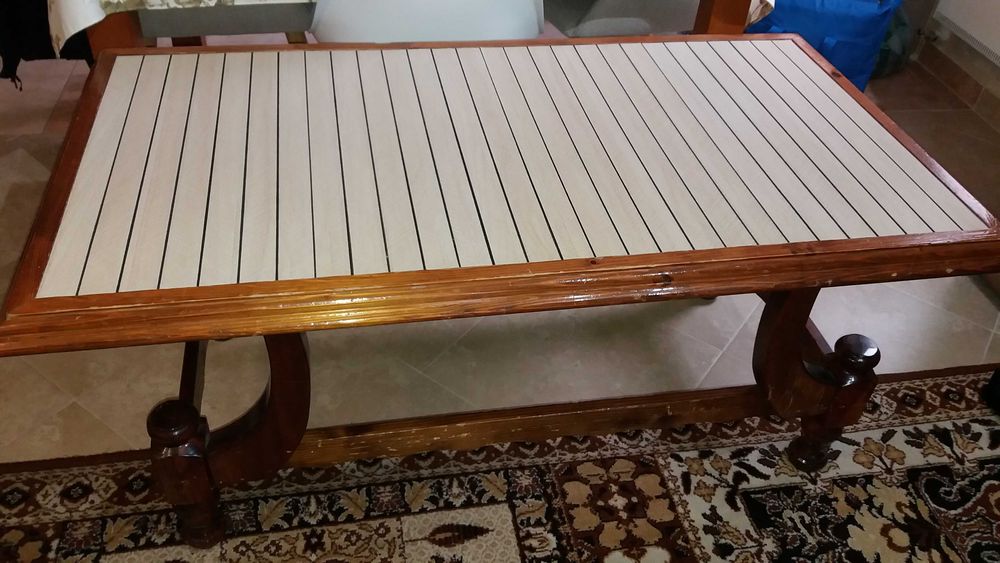 дървена холна маса