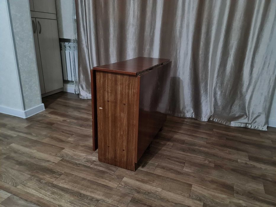 ПРОДАЕТСЯ обеденный стол со стульями
