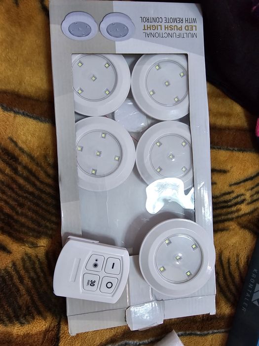 Lampi de șifonier cu bateri și telecomanda
