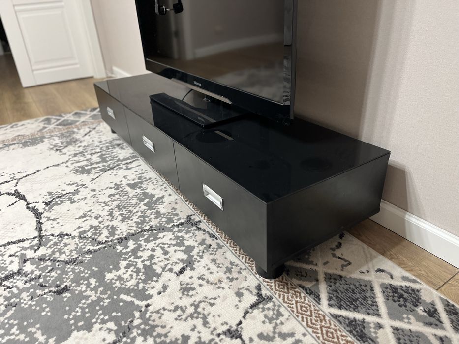 Шкафчик под телевизор с кронштейном