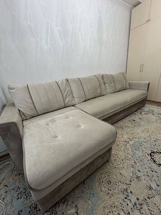 Диван уголок отдыха в идеальном состоянии
