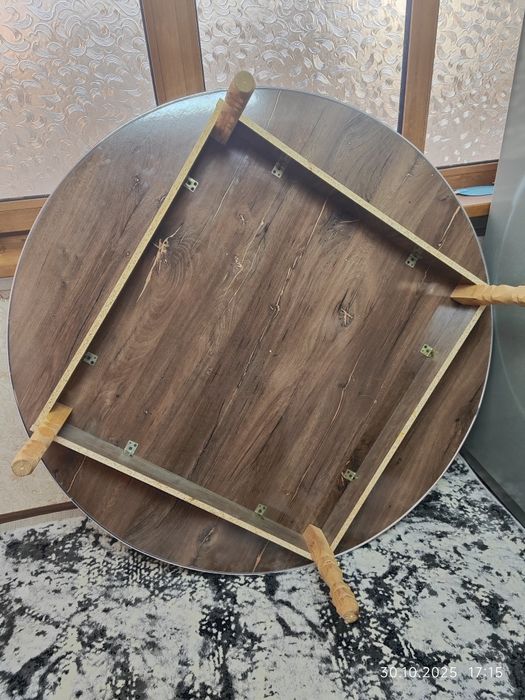 Круглый стол  с диаметром 1,5м