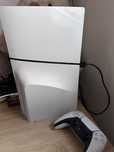 playstation 5 disk cu un controller