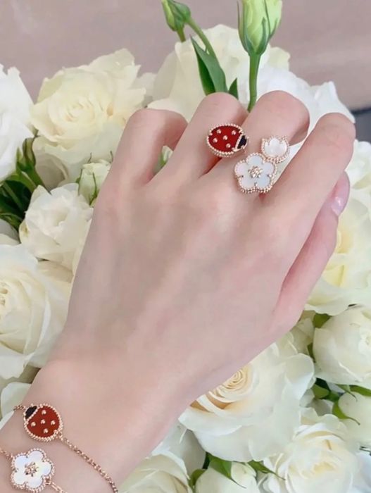 Пръстен и гривна Van Cleef