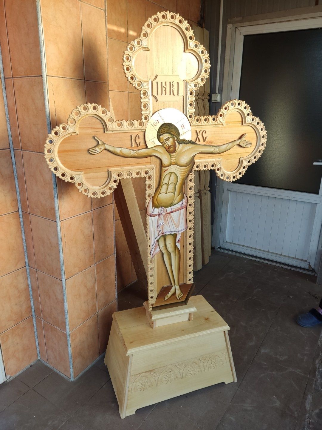 Cruce de altar, troita sculptata
