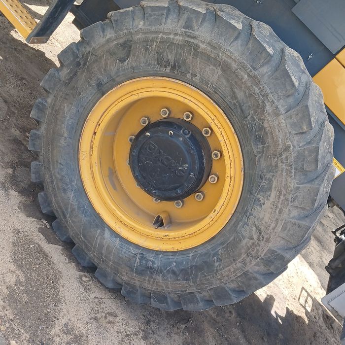 Продам  шины  на погрузчик 2 куб