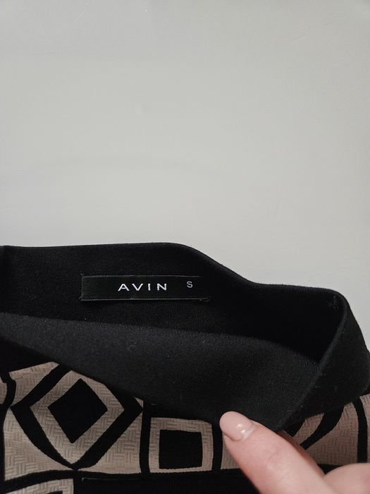 Пола Avin с висока талия