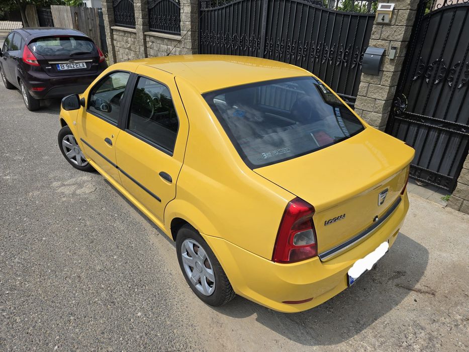 Vând Dacia Logan