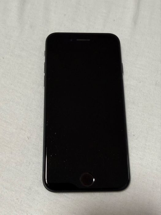 Iphone SE 3 (2022) 128 GB Запазен (84% Battery health)