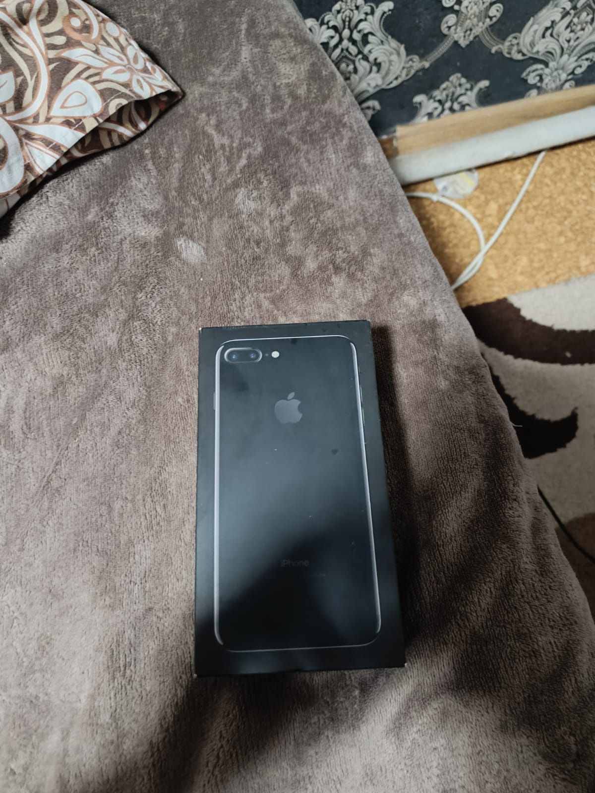 Iphone 7 plus  с каробкой.