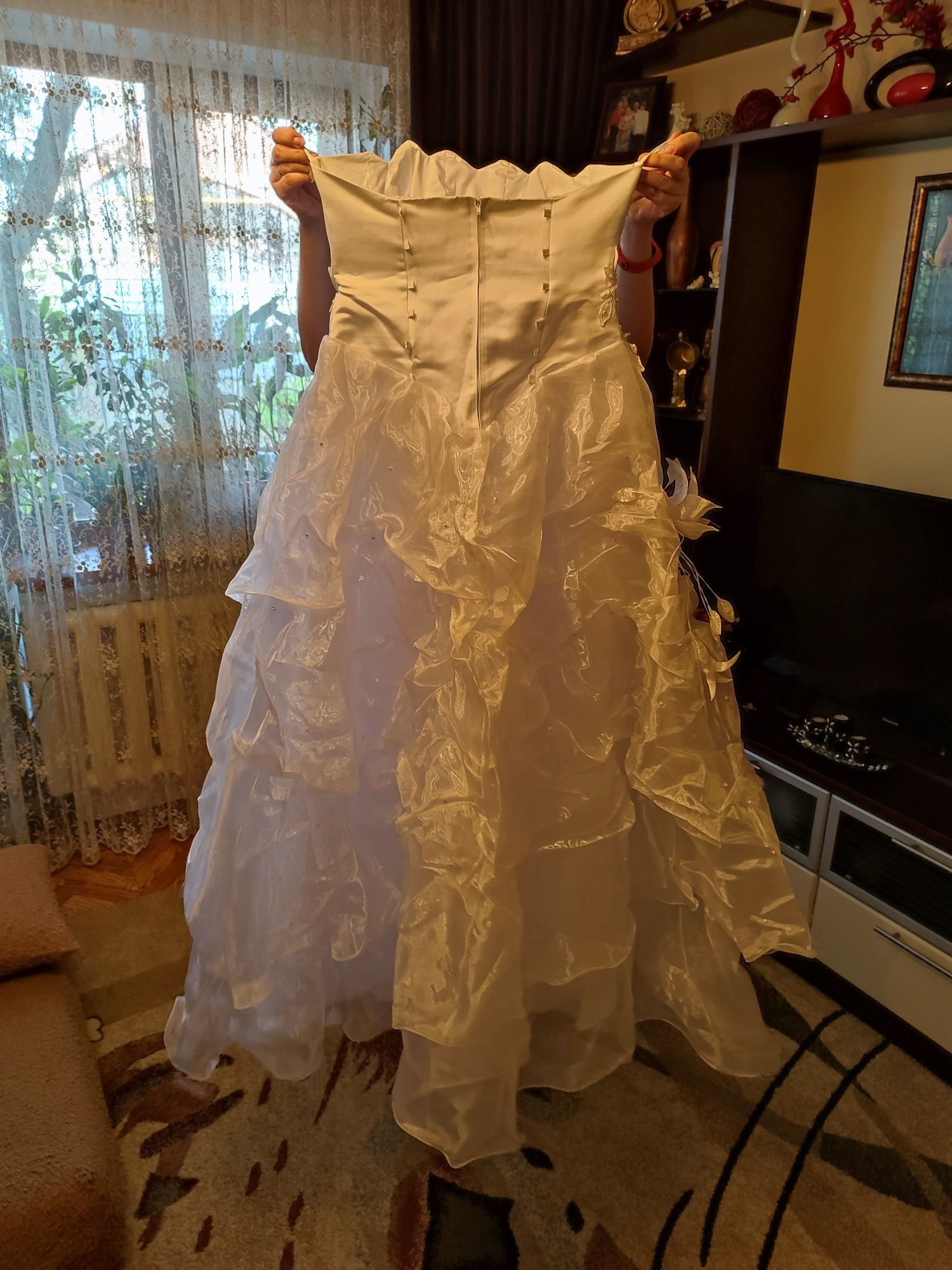 Свадебное платье с фатой и кольцами