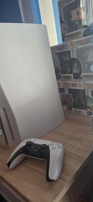 Продавам ps5 с контролер и две игри