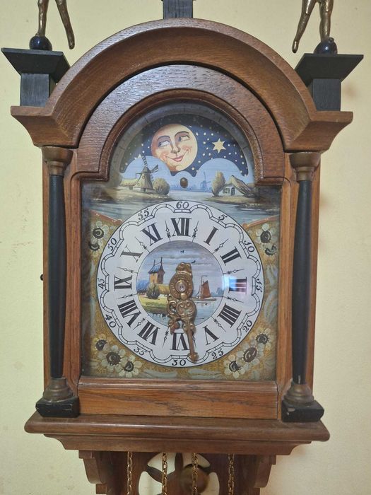 Ceas de perete cu greutati si pendul.