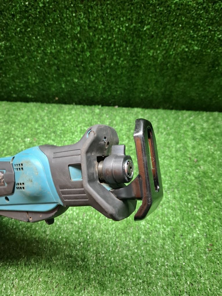 Саблен трион на Makita DJR183