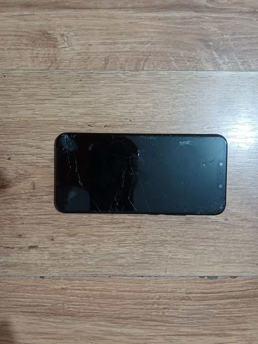 Huawei mate 20 lite ci displayul spart. Placa buna
Vibreaza, dar nu se