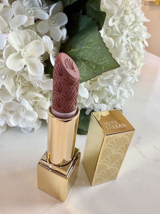 Продаю шикарную помаду ESTEE LAUDER лимитированная коллекция .