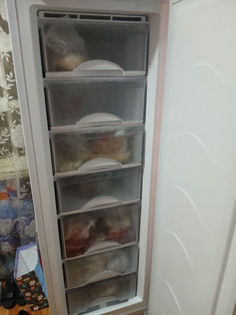 Продам вертикальную морозильную камеру.