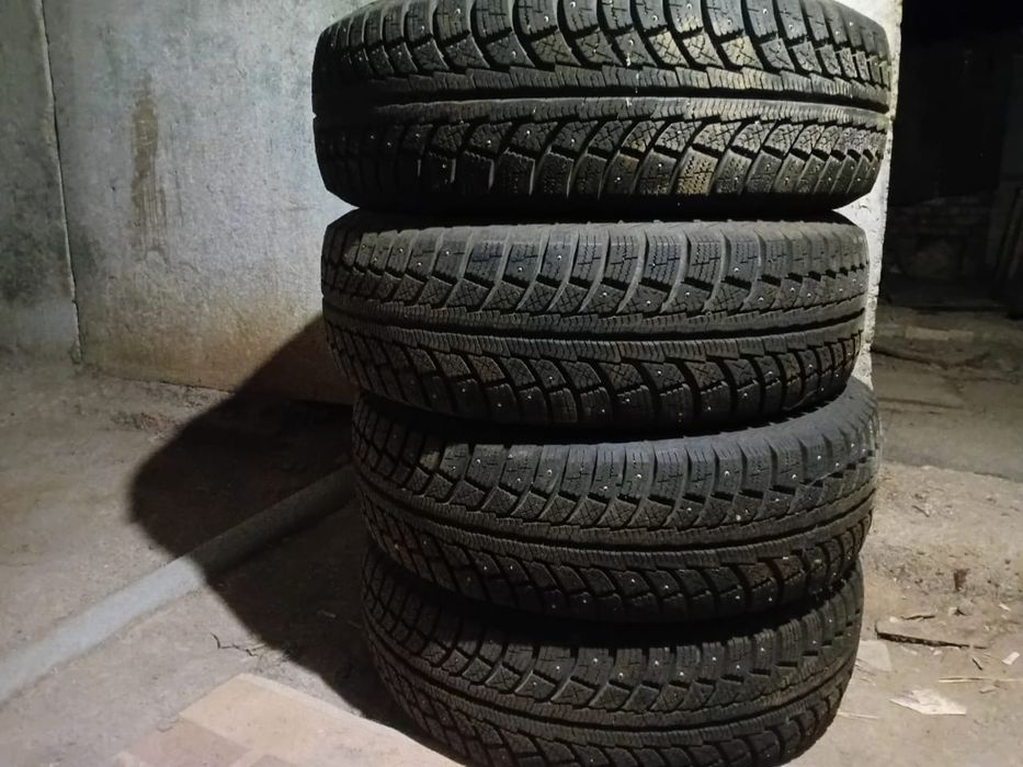 Продам зимнюю шипованную резину