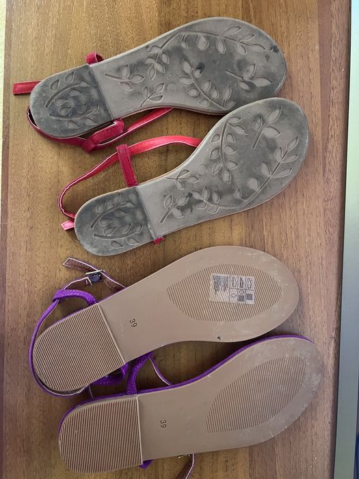 Vand 2 perechi sandale - 39