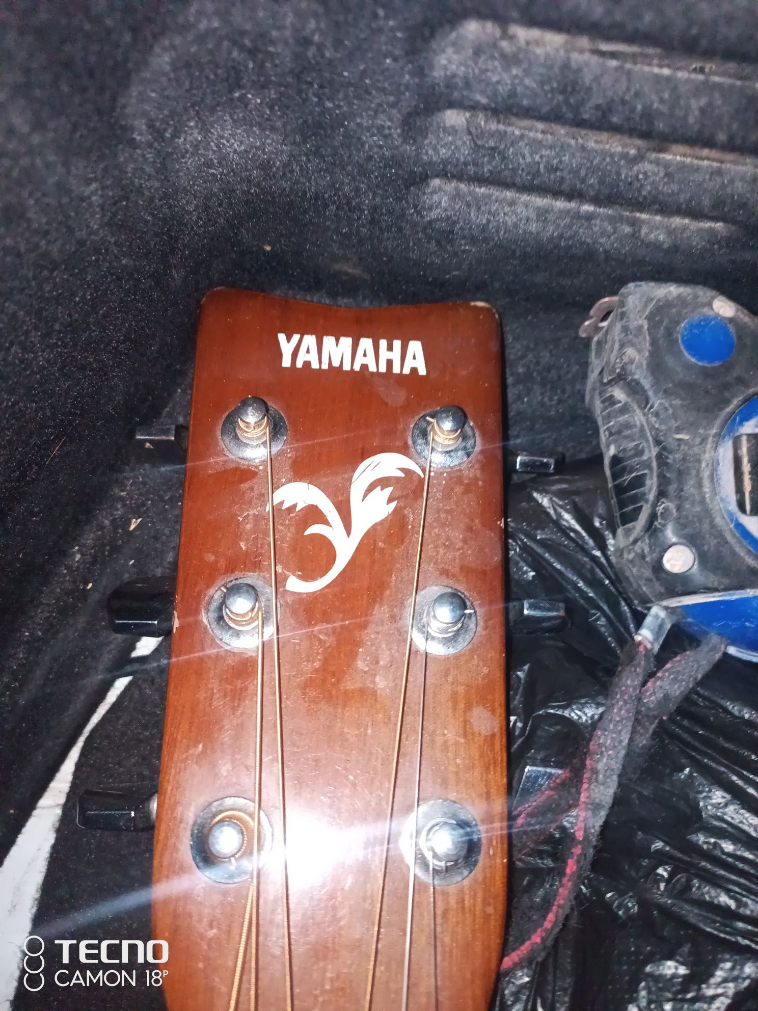 Gitara Yamaha akkustik ekvalazer va aparatlga ulanadi