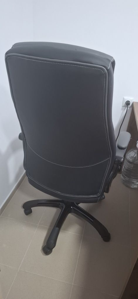 Продавам офис стол