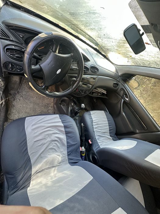 Vand Ford focus pentru  dezmembrare an 2001