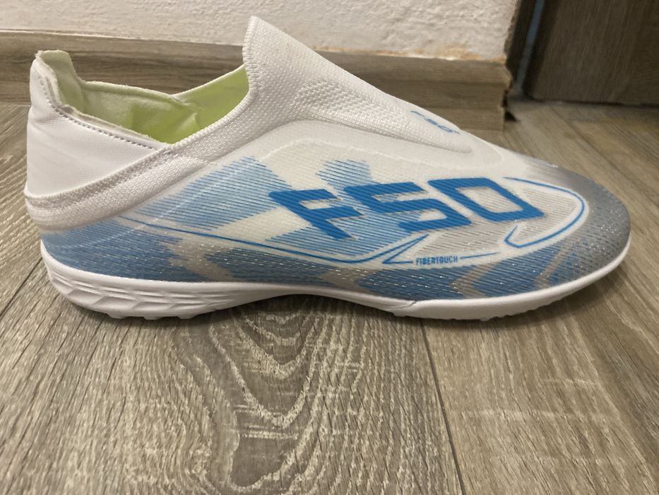 Vand ghete de fotbal de sinteic marimea 45 ca noi