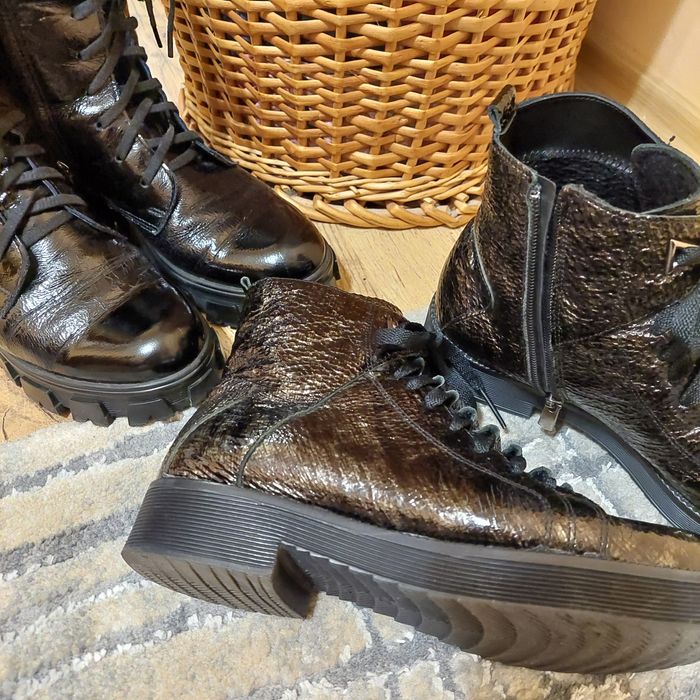 Боти от естествен лак