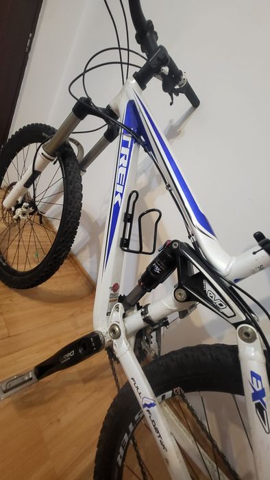 Bicicleta full suspension trek