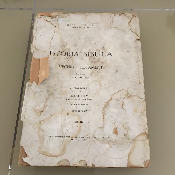 Vand Istoria Biblica din 1945, tradusa de Nicodim patriarhul Romaniei